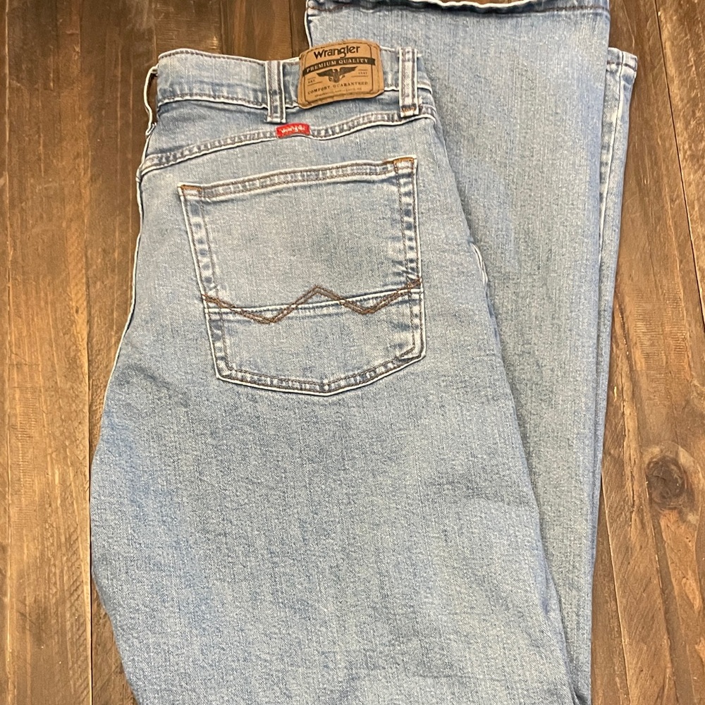 Wrangler Men's Light Blue Relaxed Jeans 34x32